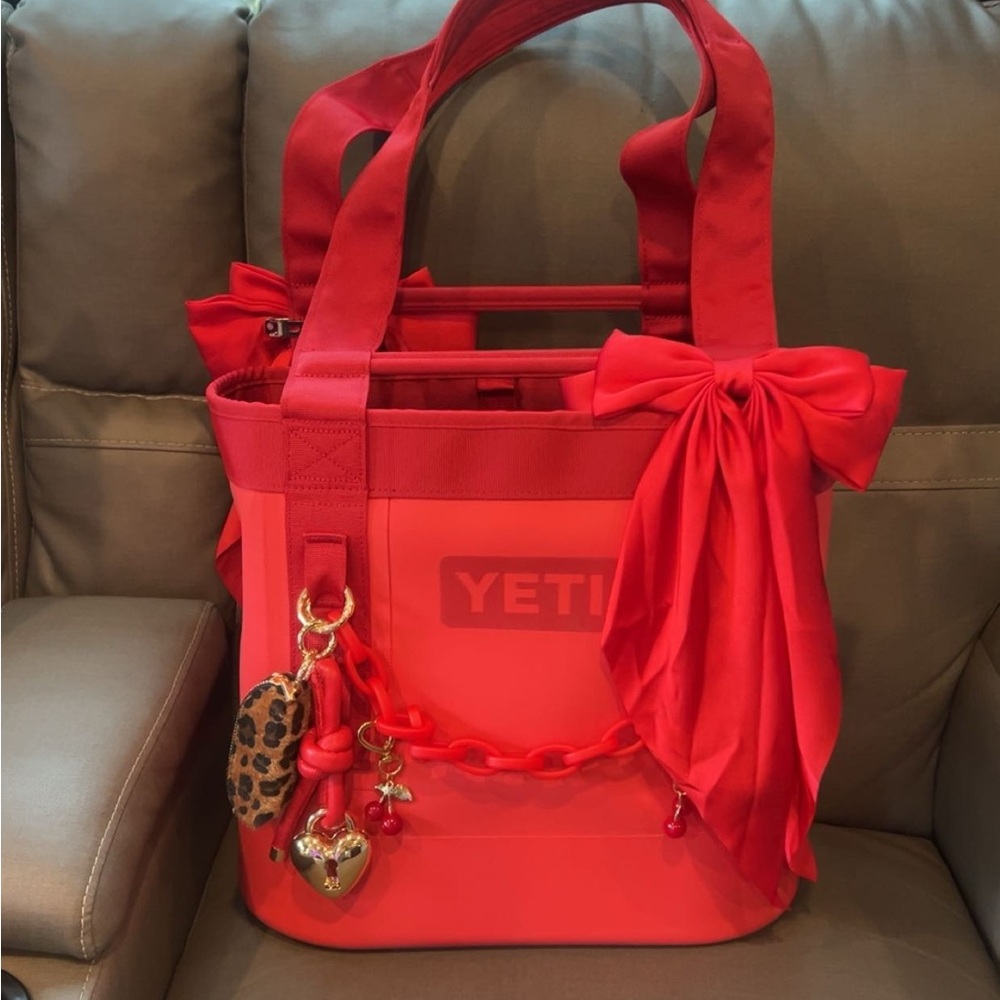 Red Yeti Women's Tote Bag